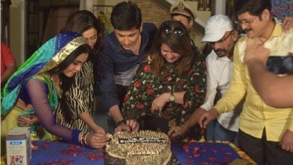 Bhabiji Ghar Par Hain Completes The Six-Year Mark; Team Celebrates By Cutting Cake