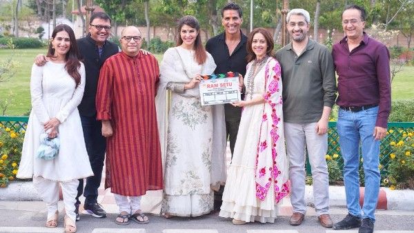Ram Setu Mahurat Day: Akshay Kumar, Jacqueline Fernandes, Nushrratt Bharuccha & Team are All Smiles In Ayodhya
