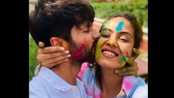 Shahid Kapoor-Mira Rajput's Romantic Moments From Their Holi Celebration Scream Love!