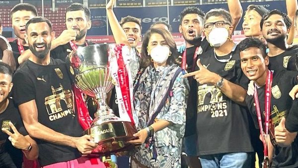 Ranbir Kapoor's Mumbai City FC Wins ISL 2020-21; Neetu Kapoor & Team Members Pose With The Trophy