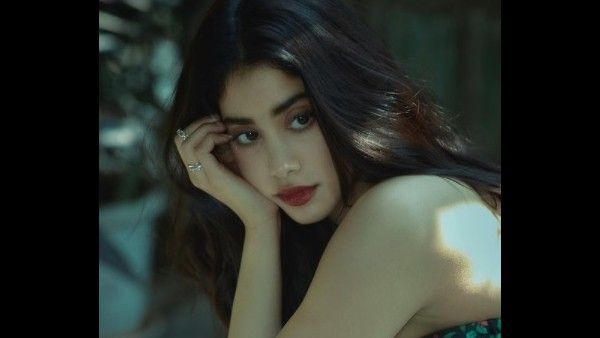 Janhvi Kapoor Got Upset With Her Security After They Stopped A Fan From Taking Selfie; Says 'I Felt Bad'