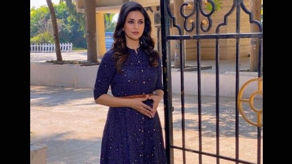 Divyanka Tripathi Questioned By A Fan For Not Wearing Dupatta In Crime Patrol; YHM Actress Gives Him An Earful