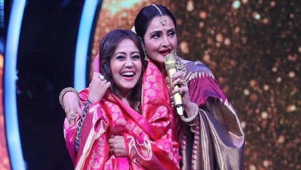 Indian Idol 12: Rekha Gifts Neha Kakkar A Beautiful Kanjeevaram Saree, Helps Her Drape It On Stage
