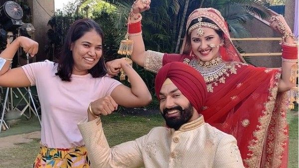 Kratika Sengar Bids Goodbye To Choti Sarrdaarni As Nimrit Ahluwalia Aka Meher Re-Enters