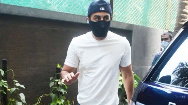 Ranbir Kapoor Warns Paparazzi To Maintain Distance From Alia Bhatt & Him At Father Rishi Kapoor's Prayer Meet