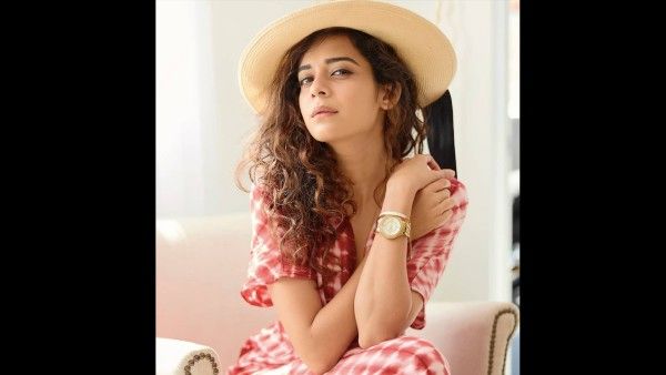 Tribhanga Actor Mithila Palkar Introduces Her Parents For The First Time On Social Media, See Pic