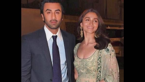 Ranbir Kapoor Spotted in Alia Bhatt's Old Live Session Video, Fans Thank Admin ‘Aapke Charan Kahan Hai Prabhu’