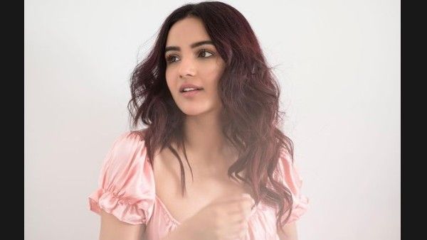 Fan Kisses Jasmin Bhasin While Clicking Selfie; Watch Video