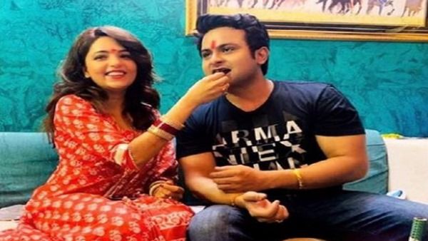 Sugandha Mishra Posts Video Of Hubby Dr Sanket Bhosale’s Intimate Birthday Celebration; Watch