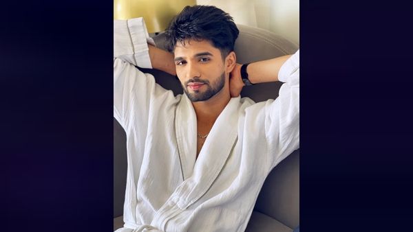 Kumkum Bhagya Actor Zeeshan Khan Travels In A BATHROBE From Goa To Mumbai; Watch Video