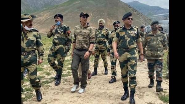 Akshay Kumar Spends Time With BSF Army Officials, Calls It A 'Humbling Experience'