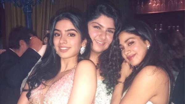 Janhvi Kapoor Spotted Paying A Visit To Sister Anshula Kapoor At Mumbai's Hospital