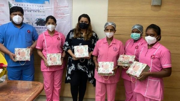 Deepshikha Deshmukh Presents Self-Care Hampers To COVID-19 Frontline Workers