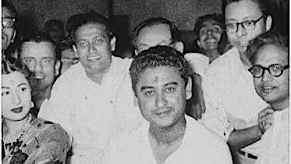 Madhubala & Kishore Kumar's Unseen Wedding Picture Goes Viral; Her Simplicity As A Bride Will Win Your Heart