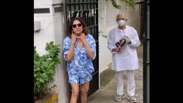 Neena Gupta Gives Her Book Sach Kahun Toh To Gulzar, Asks Him If He Will Read It