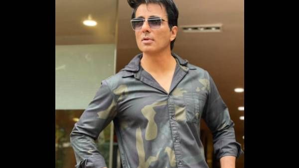 Sonu Sood Reacts To A Twitter User's Request Whose Girlfriend Is Demanding For An I-Phone