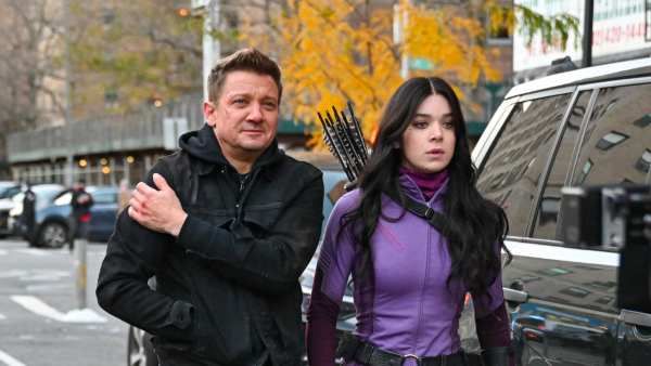 Hawkeye: Marvel Studios' New Series Starring Jeremy Renner & Hailee Steinfield Set To Debut In November