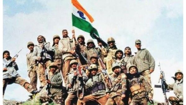 Kargil Vijay Diwas: Akshay Kumar And Abhishek Bachchan Pay Tribute To Real Heroes Of Kargil War