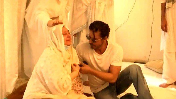 Trolls Slam Shah Rukh Khan For Wearing Sunglasses At Dilip Kumar's Funeral; Defenders Say He Was Hiding Tears