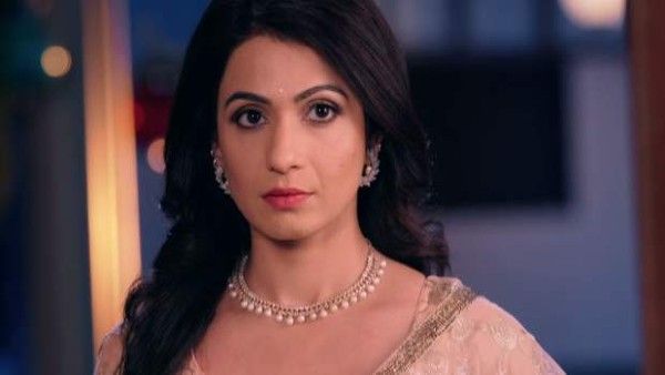 Akanksha Juneja Gets Four Stitches After Fall In Bathroom; Says ‘There Was Blood All Over My Face’