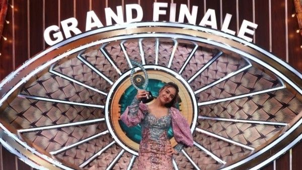 Bigg Boss OTT Winner: Divya Agarwal Wins Bigg Boss OTT Trophy & Rs 25 Lakh; Fans Congratulate!