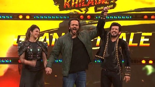Khatron Ke Khiladi 11 Winner: Arjun Bijlani Lifts The Coveted Trophy & Rs 20 Lakh; Fans Congratulate!
