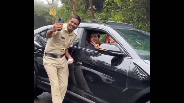 Kartik Aaryan Loses His Way In Panchgani, Obliges The Patrol Officers On The Spot For A Selfie