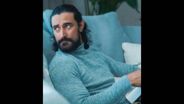 Kunal Kapoor Turns Poet While On A Chat Show, Gives Out Some Hilarious Rhymes