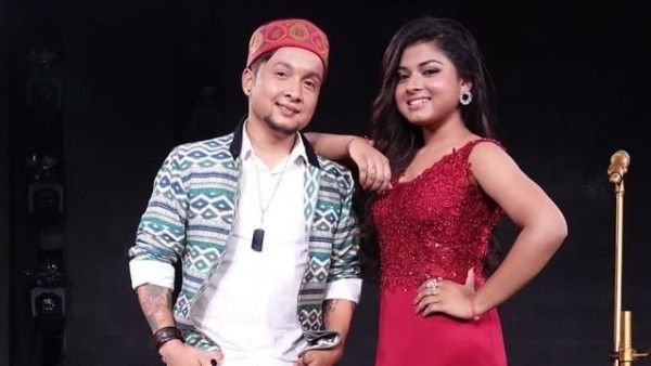 Hrithik Roshan's Parents Gift Gold Chain & Goddess Laxmi's Coins To Indian Idol 12's Pawandeep Rajan & Arunita