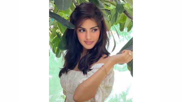 Rhea Chakraborty Shares An Important Message On Social Media Usage, Says It Causes Disengagement In Real Life