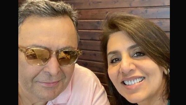 When Neetu Kapoor Got Scared On Seeing Angry Crowd Chant Slogans Against Rishi Kapoor Outside Their House!