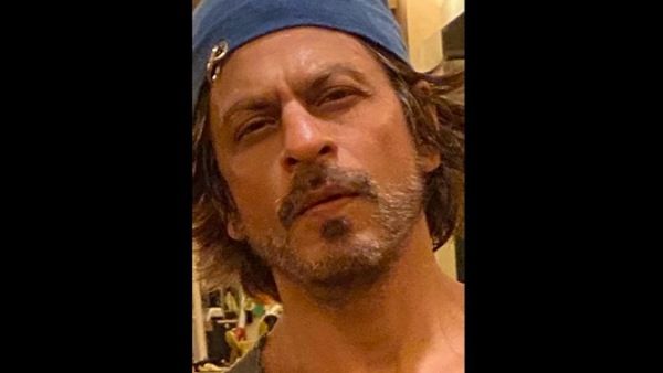 Shah Rukh Khan Receives Special Gift From Fan While Shooting For Atlee's Next In Pune