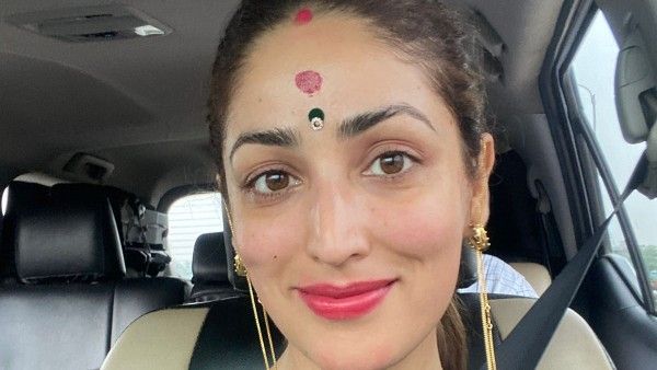 Yami Gautam Offers Her Prayers At Dakshineswar & Kali Bari Temple Amid LOST Shooting