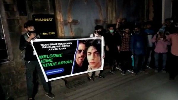 Welcome Home Prince: Fans Celebrate Aryan Khan's Bail Outside Shah Rukh Khan's Bungalow Mannat