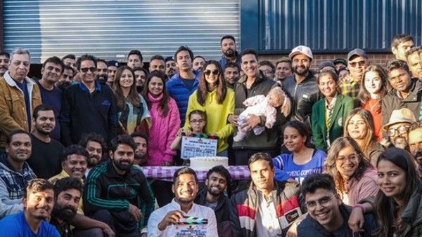 Akshay Kumar And Rakul Preet Singh Are All Smiles As They Wrap Up Production 41 Tentatively Titled Cinderella