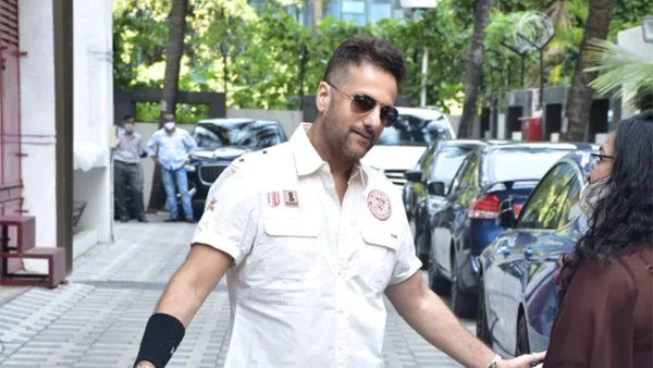 Fardeen Khan's Pics Of First Public Appearance After Physical Transformation Go Viral