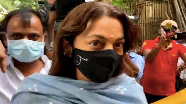 Juhi Chawla Signs Rs 1 Lakh Bond For Aryan Khan's Bail At Sessions Court; Will Be Released On Saturday Morning