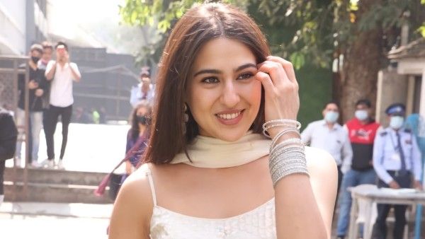 Sara Ali Khan Wins Netizens' Heart As She Apologises To Paparazzi After Security Guard Pushes Photographer