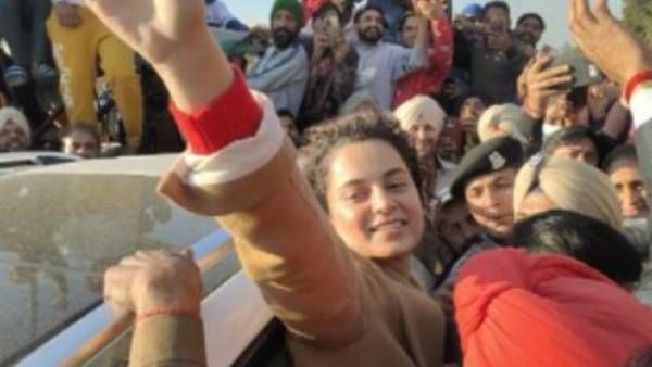 Kangana Ranaut's Car Gets Stopped By Protestors Seeking Her Apology In Punjab, Actress Goes On To Greet Them