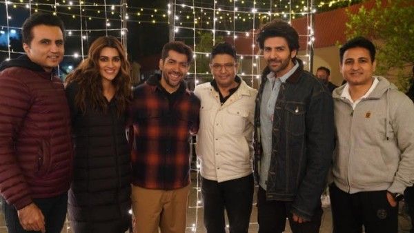 Shehzada: Kartik Aaryan, Kriti Sanon And Team Huddle Up To Commence The Night Schedule Of The Film