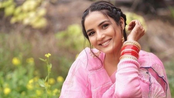 Jasmin Bhasin Says Bigg Boss Made Her Stronger & Confident; Adds Doing Films Doesn't Mean She's Giving Up TV
