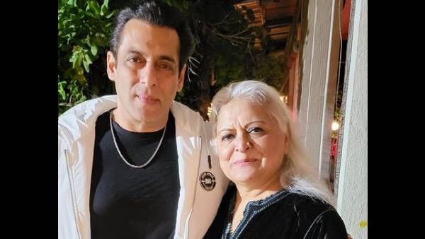 Salman Khan Rings In The New Year With GF Iulia Vantur, Sangeeta Bijlani, Bina Kak And Others At His Farmhouse