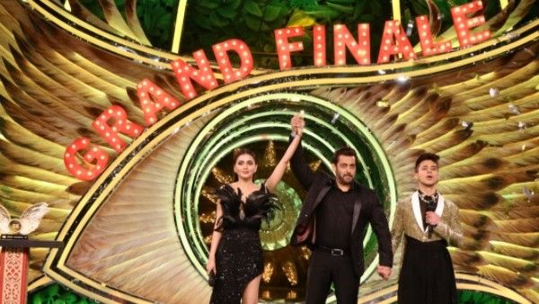 BB 15: Tejasswi Wins Trophy But Pratik Wins Hearts; Gauahar & Others Point Out Silence During Announcement