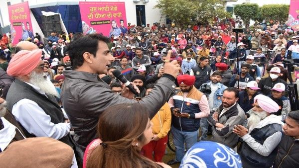 Sonu Sood Distributes 1000 Bicycles To School Students & Social Workers In Hometown Moga