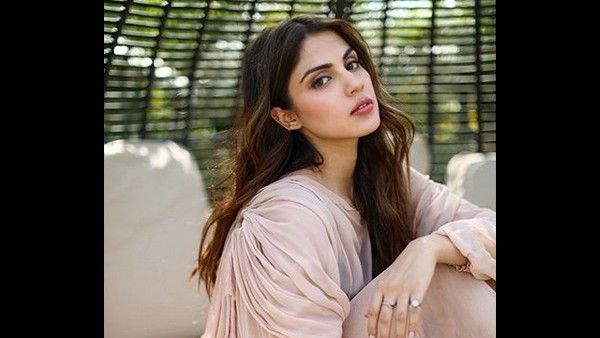 Hardworking And Optimistic Rhea Chakraborty Is Ready To Bring Up Her Shine On The Big Screen