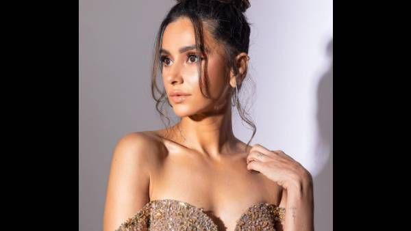 Shibani Dandekar Inks Her Wedding Date With Farhan Akhtar On Her Hand, Flaunts The Same In Latest Post