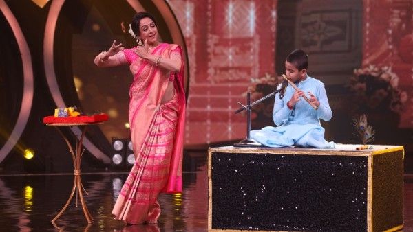Hema Malini Gives Special Gift To Flautist Anirban On Colors TV’s Hunarbaaz Desh Ki Shaan