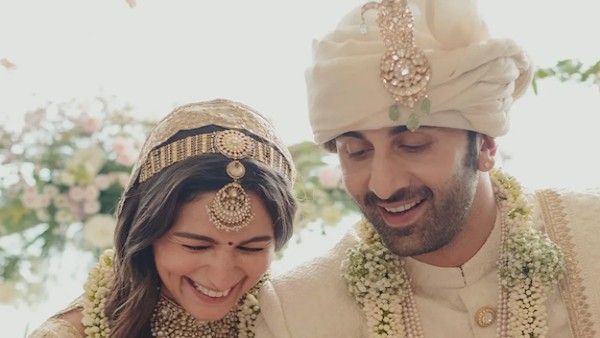 Ranbir Kapoor-Alia Bhatt Wedding: Rockstar Actor Kneels Down For His Ladylove During Varmala Ceremony, Watch