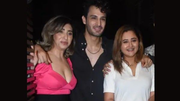 Neha Bhasin Breaks Silence On Rashami & Umar’s Relationship; Fans Trend 'WE STAN UMRASH' To End Dirty Fan War