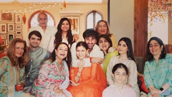 Ranbir Kapoor Holds Alia Bhatt Close As They Pose With Families In An Unseen Pic From The Wedding